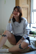 Load image into Gallery viewer, Floral bee embroidered sweatshirt