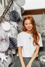 Load image into Gallery viewer, Super cute snowflake t-shirt