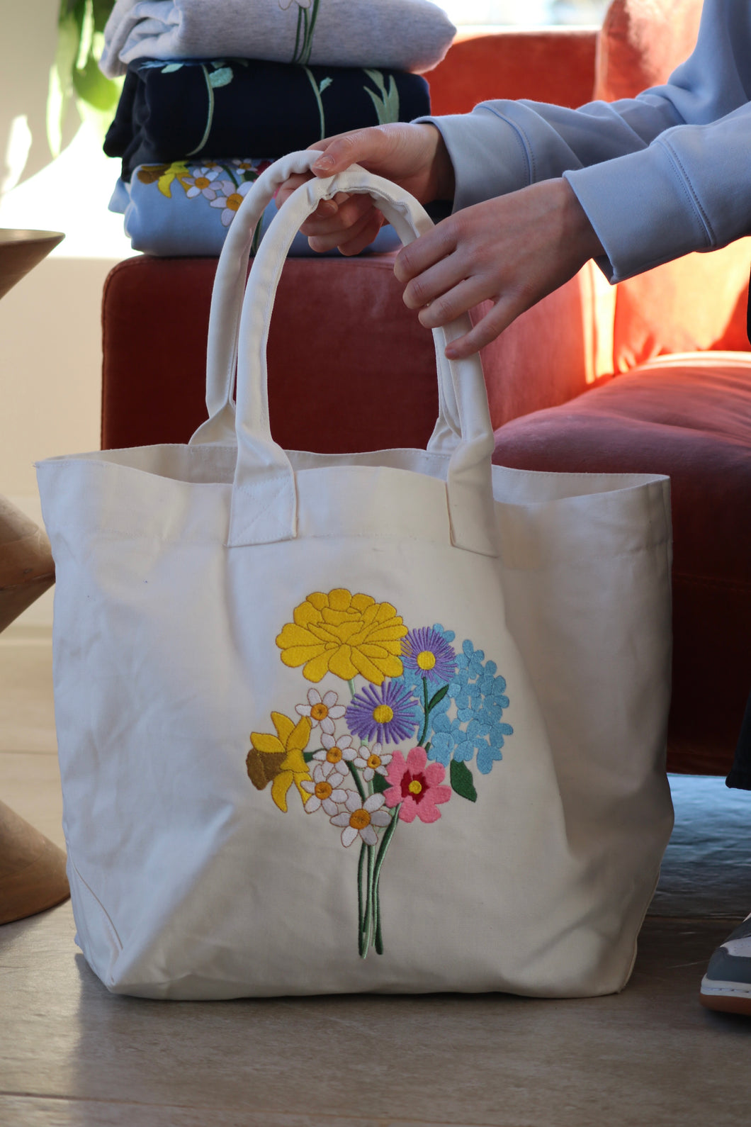 Maxi canvas tote bag with big hydrangea bunch