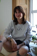 Load image into Gallery viewer, Floral bee embroidered sweatshirt