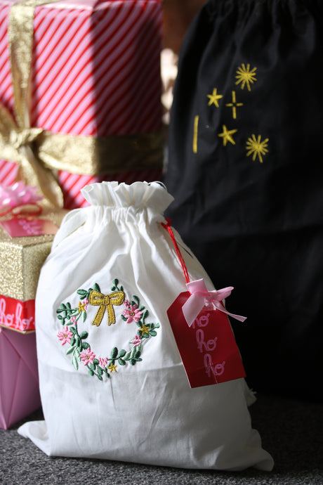 Small embroidered mini wreath gift bag