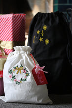 Load image into Gallery viewer, Small embroidered mini wreath gift bag