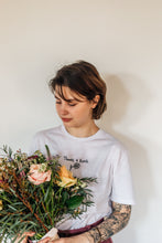 Load image into Gallery viewer, T-shirt with thanks a bunch slogan embroidery