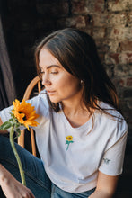 Load image into Gallery viewer, Sunflower and embroidered bee sleeve embroidered t-shirt