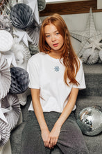 Load image into Gallery viewer, Super cute snowflake t-shirt