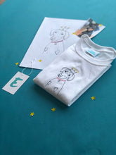 Load image into Gallery viewer, t-shirt with queen bea embroidery